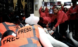 Mannequins démembrés portant le brassard "press" déposés par Reporters sans FrontiÚres devant le consulat d'Arabie saoudite à Paris le 1er octobre 2019