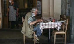 A la terrasse d'une taverne Ă AthĂšnes, le 25 mazi 2020