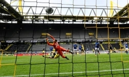 Le défenseur de Dortmund, Raphael Guerreiro, auteur d'un doublé lors du premier match de reprise de la Bundesliga face à Schalke, à Dortmund, le 16 mai 2020