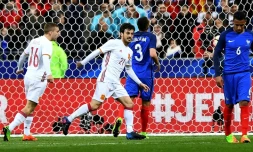 Le milieu espagnol David Silva buteur sur penalty contre l'équipe de France en amical à Saint-Denis, le 28 mars 2017