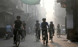 Des cyclistes participent à une opération de sensibilisation à la pollution à Lahore le 3 novembre 2024.
