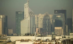 Une brume de pollution sur le quartier de la Défense, le 14 octobre 2017 à Paris