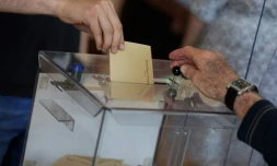 Un électeur vote lors des élections législatives françaises à Saint-Savin, dans le sud-ouest de la France, le 12 juin 2022