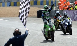 Le Français Grégory Leblanc, sur la Kawasaki N.11, franchit en vainqueur la ligne d'arrivée des 24 heures du Mans moto, le 10 avril 2016
