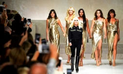 La styliste italienne Donatella Versace (en noir) devant les mannequins stars des années 90 (GàD) Carla Bruni, Claudia Schiffer, Naomi Campbell, Cindy Crawford et Helena Christensen, le 22 septembre 2017 à Milan