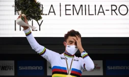 Grosse émotion pour Julian Alaphilippe champion du monde de cyclisme sur route, à Imola, le 27 septembre 2020
