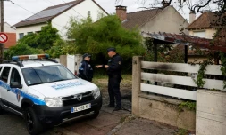 Des policiers municipaux devant le domicile endommagé du maire de l'Hay-les-Roses Vincent Jeanbrun, le 2 juillet 2023
