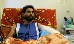 Un soldat des forces gouvernementales libyennes, blessé dans les combats à Syrte, est soigné à l'hÎpital central de Misrata, le 18 août 2016