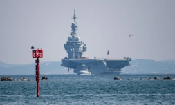 Le porte-avions Charles-de-Gaulle arrive dans le port de Toulon, le 12 avril 2020
