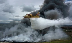 Un hydravion largue de l'eau sur une décharge sauvage de pneus en feu, prÚs de Seseña en Espagne le 13 mai 2016