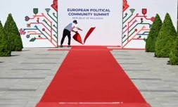 Un employé prépare le tapis rouge à l'entrée du "château Mimi" à la veille du sommet de la Communauté politique européenne (CPE) 
à Bulboaca, le 31 mai 2023 