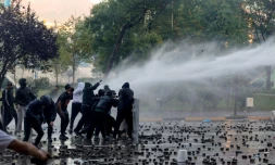 La police utilise des canons à eau pour disperser des protestataires lors d'une manifestation antigouvernementale à Tirana, le 17 octobre 2026 en Albanie