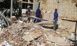 Des ouvriers du bùtiment déblaient des décombres alors que les efforts de reconstruction des infrastructures reprennent à Khartoum aprÚs prÚs de trois ans de guerre, le 17 janvier 2026 au Soudan