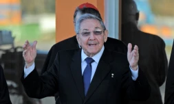 Le président cubain Raul Castro s'adresse à la presse à l'aéroport international Jose Marti de La Havane, le 12 février 2016