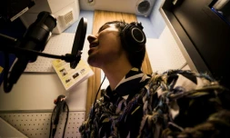 Masaki Kitakoga, 33 ans, chante tout seul dans une cabine de karaoké à Tokyo, le 26 septembre 2018