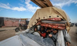 Des Palestiniens fuyent Khan YounÚs arrivent à Rafah, dans le sud de la bande de Gaza, avec leurs affaires entassées dans un véhicule endommagé, le 15 février 2024