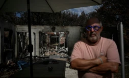 Yves Brugieregarde devant sa maison détruite par le mégafeu de juillet, le 13 août 2026 au Porge, en Gironde
