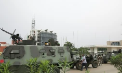 Des soldats gardent le bùtiment de la radio-télévision gabonaise à Libreville le 7 janvier 2019 aprÚs une tentative de putsch.