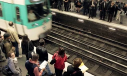 Des Parisiens attendent le métro