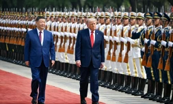 Le président américain Donald Trump (droite) et son homologue chinois Xi Jinping passent des troupes en revue, le 14 mai 2026 à Pékin