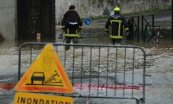 Deux pompiers intreviennent pour venir en aide à une personne à Meung-sur-Loire près d'Orléans (Loiret), le 31 mai 2016