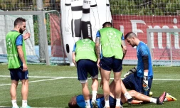 Cristiano Ronaldo, couché par terre après un choc lors de l'entraînement du Real Madrid du 24 mai 2016