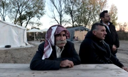 Des yézidis sont installés dans un camp de réfugiés dans le nord de la Grèce, le 24 novembre 2017