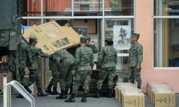 Des militaires apportent du matériel électoral aux différentes bureaux de vote de Quito, la veille de l'élection présidentielle, le 18 février 2017 en Equateur