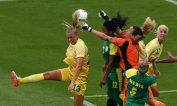 La gardienne sud-africaine Roxanne Barker s'impose devant la Suédoise Fridolina Rolfo (N.13) aux JO de Rio, le 3 août 2016 à Maracana