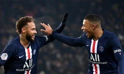 Les attaquants du PSG Neymar et Kylian Mbappé se congratulent après un but contre Nantes, le 4 décembre 2019 au Parc des Princes