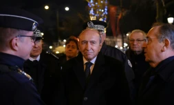 Le ministre de l'Intérieur Gérard Collomb rencontre des policiers et gendarmes patrouillant les Champs Elysées avant les célébrations du Nouvel An le 31 décembre 2017 à Paris