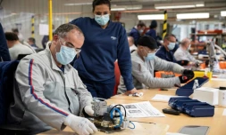 Des employés du groupe automobile PSA assemblent les piÚces de respirateurs médicaux, le 15 avril 2020 à l'usine de Poissy, au nord-ouest de Paris