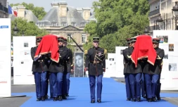 Les cerceuils de Simone et Antoine Veil portés rue Soufflot en direction du Panthéon, le 1er juillet 2018