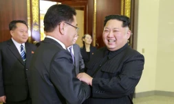 Photo fournie par l'agence nord-coréenne KCNA montrant le leader nord-coréen Kim Jong Un (g) serrant la main du conseiller du président sud-coréen Chung Eui-yong (c), le 5 mars 2018 à Pyongyang