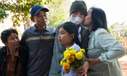 L'ex-otage libéré par le Hamas Watchara Sriaoun (2eD) accueilli par sa famille, le 9 février 2025  à Udon Thani, dans le nord-est de la Thaïlande