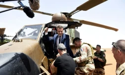 Le président français Emmanuel Macron (c) en visite auprès des forces de l'opération Barkhane, à Gao (Mali) le 19 mai 2017