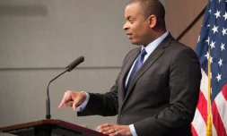 Le secrétaire américain aux Transports, Anthony Foxx, lors de l'annonce des actions prises contre l'équipementier automobile japonais Takata, le 3 novembre 2015 à Washington