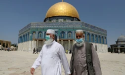 Des Palestiniens portant des masques passent devant la mosquée al-Aqsa à Jerusalem, le 18 septembre 2020 