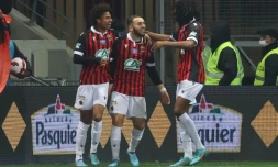 L'attaquant niçois Amine Gouiri (c) est félicité par ses coéquipiers, aprÚs avoir ouvert le score contre Versailles (N2), en demi-finale de la Coupe de France, le 1er mars 2022 à l'Allianz Riviera