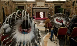 Photo prise et diffusée le 1er avril 2022 par le Vatican montrant le pape (c) en audience avec une délégation de représentants de peuples autochtones canadiens