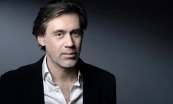 Le réalisateur Emmanuel Mouret pose le 15 janvier 2021 à Paris