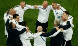 Le staff de l'équipe de France heureux après la victoire en demi-finale face aux Belges, à Saint-Pétersbourg, le 10 juillet 2018