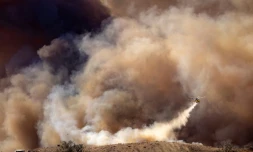 Un hélicoptère lutte contre les flammes du "Mountain Fire", à Moorpark, dans la région de Los Angeles, le 7 novembre 2024 en Californie