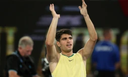 L'Espagnol Carlos Alcaraz célÚbre sa victoire contre le Français Richard Gasquet au premier tour de l'Open d'Australie de tennis à Melbourne, le 16 janvier 2024