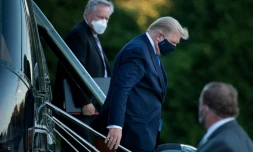 Donald Trump à son arrivée par hélicoptère à l'hôpital militaire de Walter Reed près de Washington le 2 octobre 2020