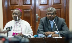 Le Président de la Conférence Episcopale Nationale du Congo (CENCO), Mgr Marcel Utembi, (G) et l'Abbé Donatiuen N'shole, secrétaire général de la CENCO, lors d'une réunion le 30 décembre 2016 à Kinshasa