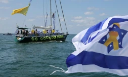 Plusieurs bateaux transportant des membres des familles d'otages israéliens quittent le port  israélien d'Ashkelon, à la frontière nord de la bande de Gaza, le 7 août 2025