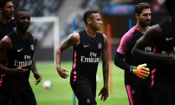 La star brésilienne du Paris SG Neymar (c) lors d'une séance d'entraînement la veille du Trophée des Champions, le 3 aôut 2018 à Shenzhen 