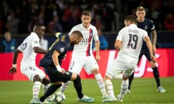 L'attaquant du Real Madrid Karim Benzema marqué par Idrissa Gueye du PSG dans le groupe A de C1 au Parc des Princes, le 18 septembre 2019

