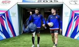 Les joueurs du XV de France Sébastien Tillous-Borde (g) et Rory Kockott arrivent à l'entraînement dans le stade de Twickenham, au sud-ouest de Londres, le 17 septembre 2015